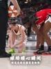 暖心！杰基-杨故意松开自己鞋带 帮助状元克拉克重新回到比赛中