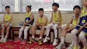 小孩问姚明：坐冷板凳时怎么调整心情？姚明：从来没坐过😅