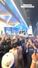 你们要的来了！纽约球迷东决在麦迪逊广场外高喊：我们要文班😯